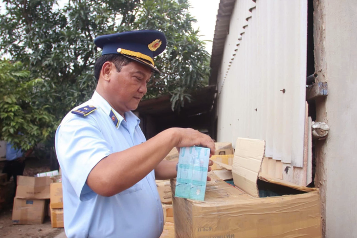 Tây Ninh phát hiện kho chứa 25.745 chai mỹ phẩm, dầu gội... nghi hàng giả, nhập lậu - Ảnh 1.