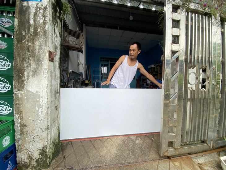 Dân Đà Nẵng dựng 'lô cốt' trước nhà, kê đồ đạc lên cao ứng phó bão Thần Gió - Ảnh 1.