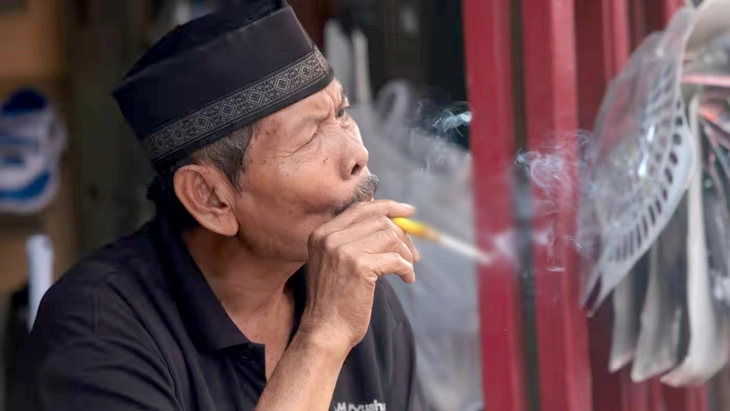 Túi tiền eo hẹp, nhiều người dân Indonesia chuyển sang dùng thuốc lá lậu giá rẻ - Ảnh 1.