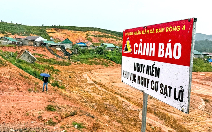 Lâm Đồng di dời hàng chục ngôi mộ vì lo sạt lở - Ảnh 2.