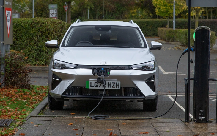 Xe điện gãy đôi sau tai nạn, cả pin và người đều không hề hấn gì - Ảnh 6.