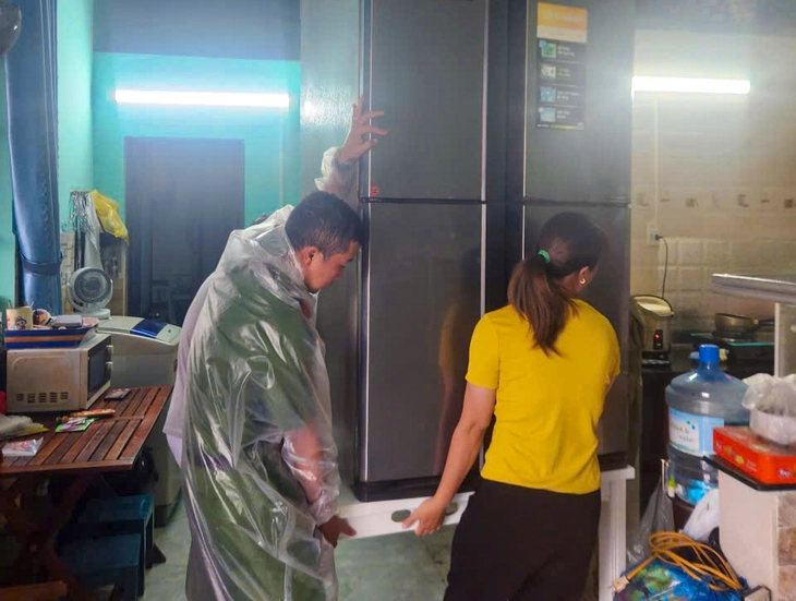 Dân Đà Nẵng dựng 'lô cốt' trước nhà, kê đồ đạc lên cao ứng phó bão Thần Gió - Ảnh 10.