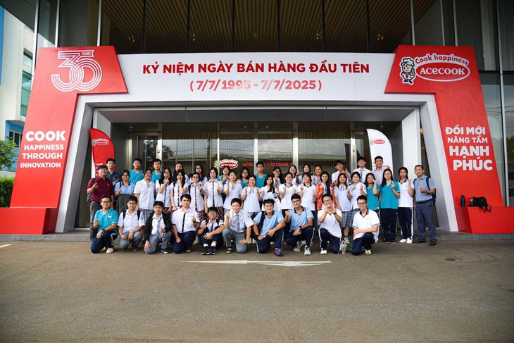 Cùng học sinh Trường THPT Ten Lơ Man khám phá Acecook- Ảnh 1. Cùng học sinh Trường THPT Ten Lơ Man khám phá Acecook - Ảnh 1.