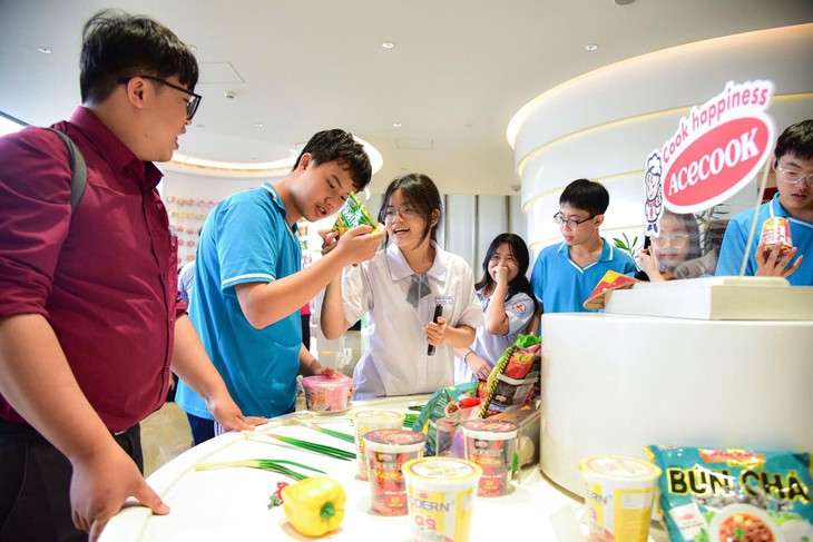 Cùng học sinh Trường THPT Ten Lơ Man khám phá Acecook- Ảnh 2. Cùng học sinh Trường THPT Ten Lơ Man khám phá Acecook - Ảnh 2.