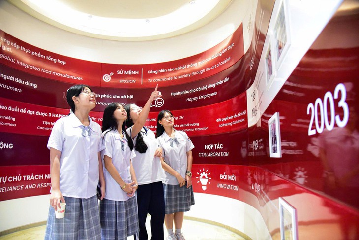 Cùng học sinh Trường THPT Ten Lơ Man khám phá Acecook- Ảnh 3. Cùng học sinh Trường THPT Ten Lơ Man khám phá Acecook- Ảnh 3.