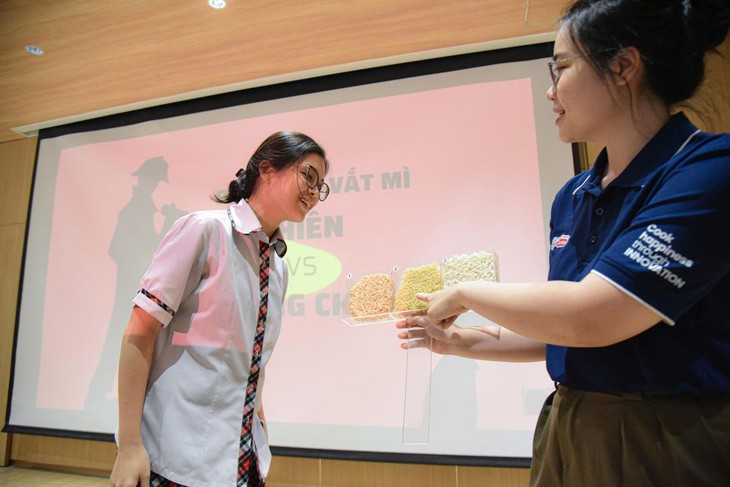 Cùng học sinh Trường THPT Ten Lơ Man khám phá Acecook- Ảnh 4. Cùng học sinh Trường THPT Ten Lơ Man khám phá Acecook- Ảnh 4.