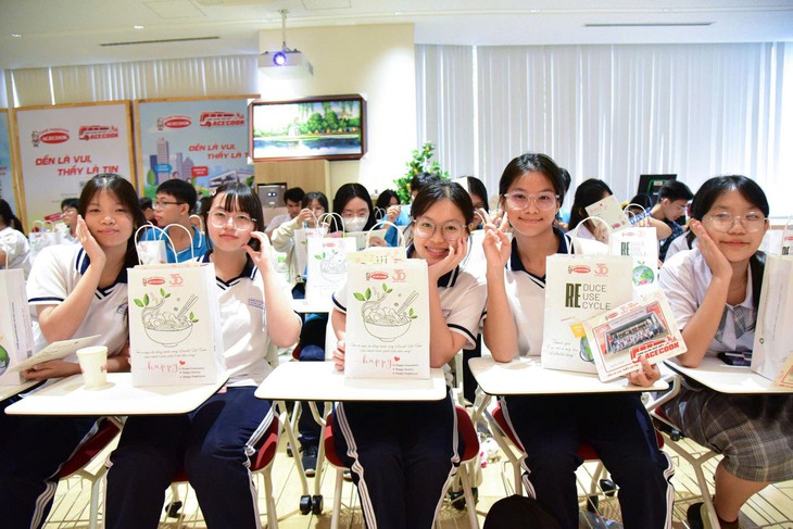 Cùng học sinh Trường THPT Ten Lơ Man khám phá Acecook- Ảnh 11. Cùng học sinh Trường THPT Ten Lơ Man khám phá Acecook - Ảnh 11.