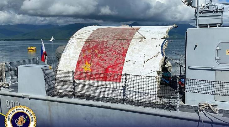 Philippines phát hiện mảnh vỡ nghi của tên lửa Trung Quốc ở Biển Đông - Ảnh 1.