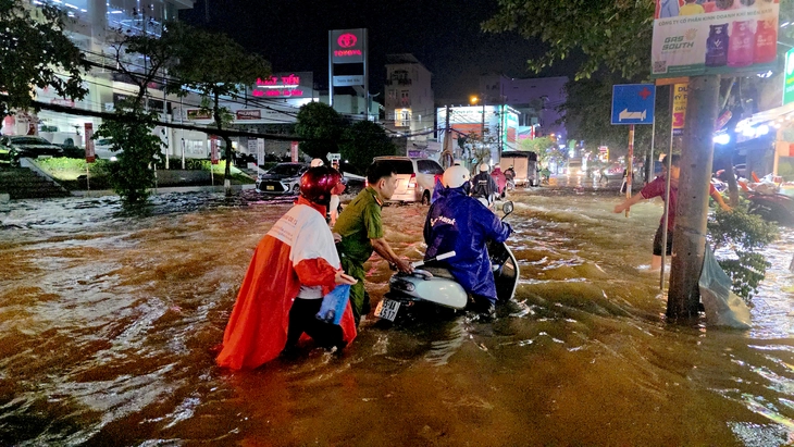 Triều cường dâng cao vượt kỷ lục, nhiều nơi ở TP Cần Thơ chìm trong biển nước - Ảnh 1.