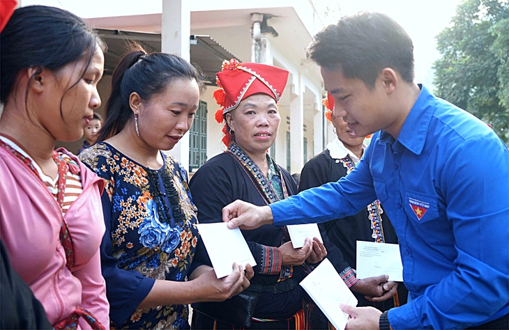 Lũ qua, dựng lại mái nhà - Ảnh 1. Lũ qua, dựng lại mái nhà - Ảnh 1.