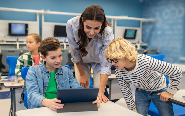 Cựu đại sứ Australia: Việt Nam chủ động trước thách thức địa chiến lược, thương mại và công nghệ - Ảnh 4.