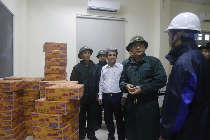 Quân khu 5 huy động xe thiết giáp, ca nô, trực 100% quân số ứng phó bão Thần Gió - Ảnh 1.
