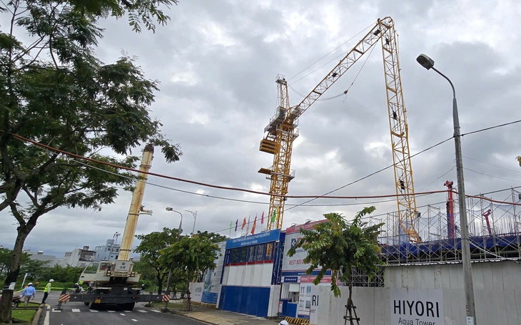 Vì sao tháp cẩu công trình cao hàng chục mét đổ xuống đường giữa trung tâm Đà Nẵng? - Ảnh 3.