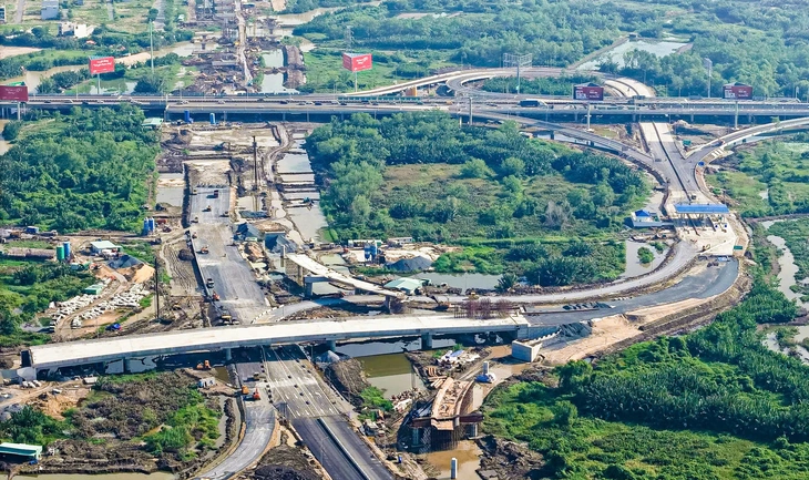 Vành đai 3 TP.HCM bị xô lệch tường chắn nhánh A nút giao HLD: Ban Giao thông chưa báo cáo rõ sự cố - Ảnh 1.