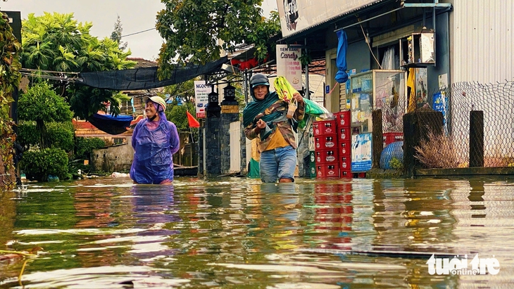 Dân làng ở Huế chật vật trong nước triều sau bão số 12 - Ảnh 1.