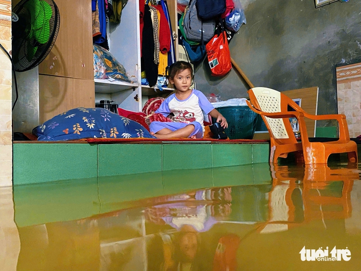 Dân làng ở Huế chật vật trong nước triều sau bão số 12 - Ảnh 2.