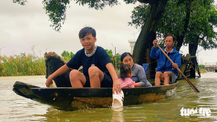 Dân làng ở Huế chật vật trong nước triều sau bão số 12 - Ảnh 5.