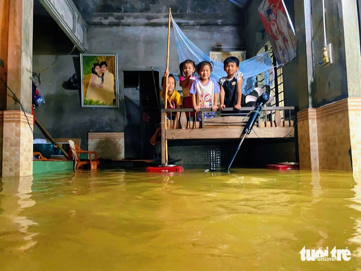 Dân làng ở Huế chật vật trong nước triều sau bão số 12 - Ảnh 6.