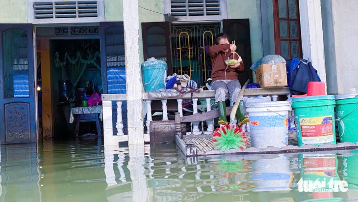 Dân làng ở Huế chật vật trong nước triều sau bão số 12 - Ảnh 7.