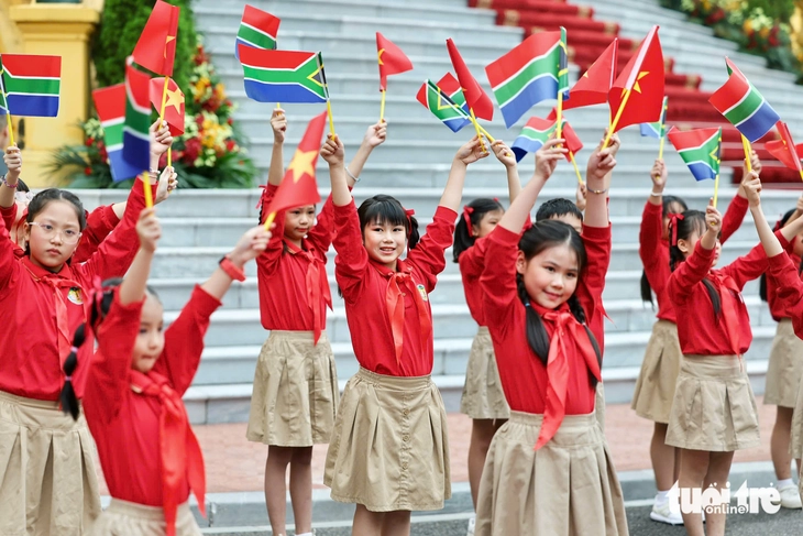 Chủ tịch nước Lương Cường chủ trì lễ đón Tổng thống Nam Phi - Ảnh 4.