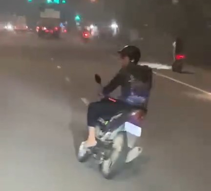 Bị ghi hình lái xe lạng lách rồi đăng trên mạng xã hội, nam thanh niên bị phạt 9 triệu đồng - Ảnh 3.