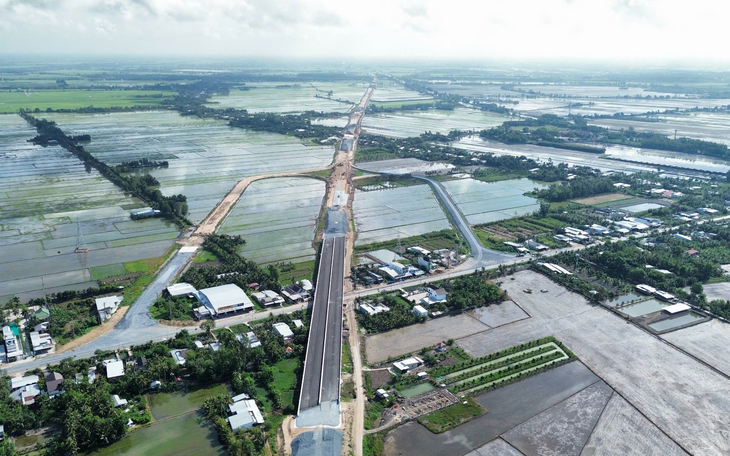 2.100 công nhân, 1.150 máy móc làm xuyên ngày đêm đưa cao tốc Cần Thơ - Cà Mau về đích - Ảnh 2.