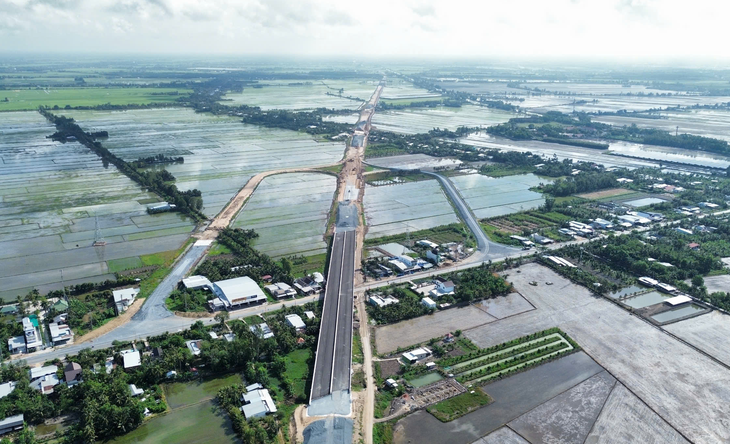 Dồn lực để khai thác tuyến chính đường cao tốc Cần Thơ - Cà Mau vào tháng 12-2025 - Ảnh 1.