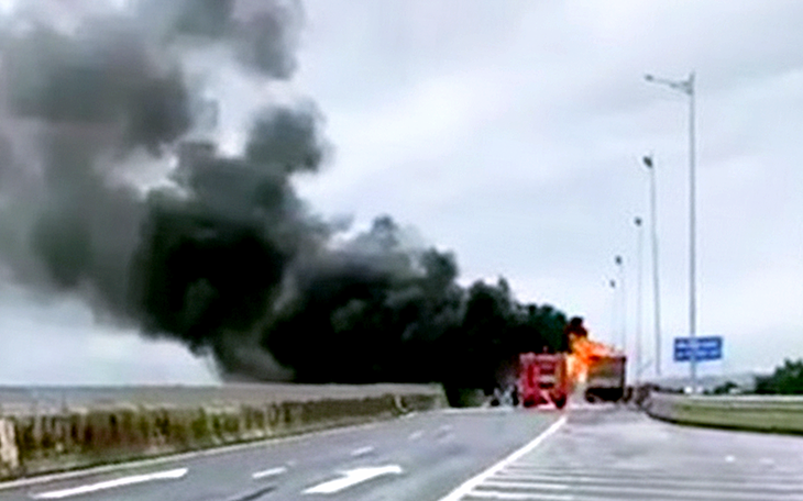 Xe chở gần 18 tấn đá granit bốc cháy trên cao tốc Cam Lâm – Vĩnh Hảo - Ảnh 3.