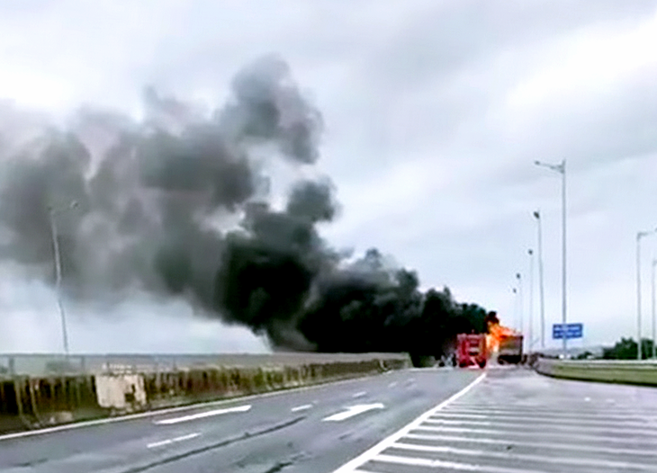 Xe tải bốc cháy ngùn ngụt trên cao tốc Đà Nẵng - Quảng Ngãi - Ảnh 1.