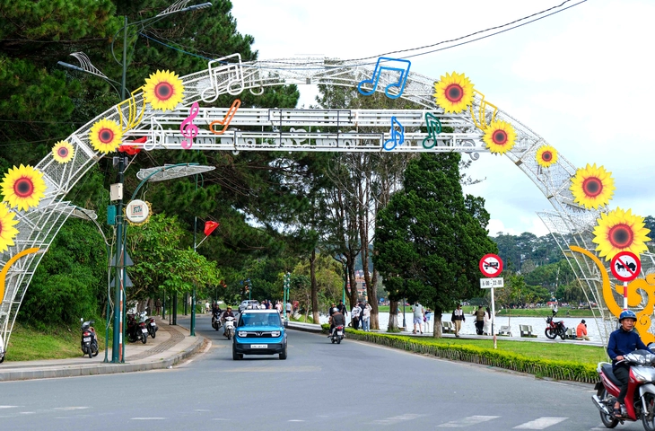 Đóng phố đi bộ dọc hồ Xuân Hương Đà Lạt vì ít khách và gây tắc đường - Ảnh 1.