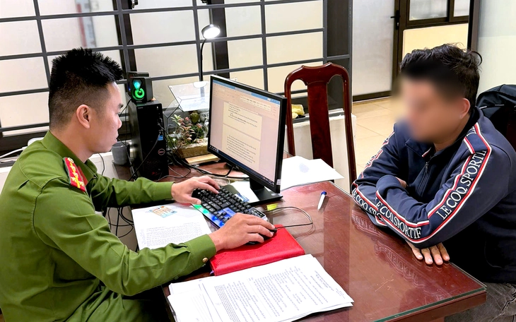 Công an vào cuộc vụ người đàn ông mặc sơ mi trắng đánh tới tấp tài xế taxi sau va chạm giao thông - Ảnh 2.