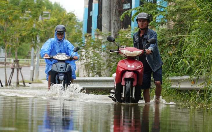 Tạm dừng đôi tàu di sản nối Huế với Đà Nẵng do mưa bão - Ảnh 1.