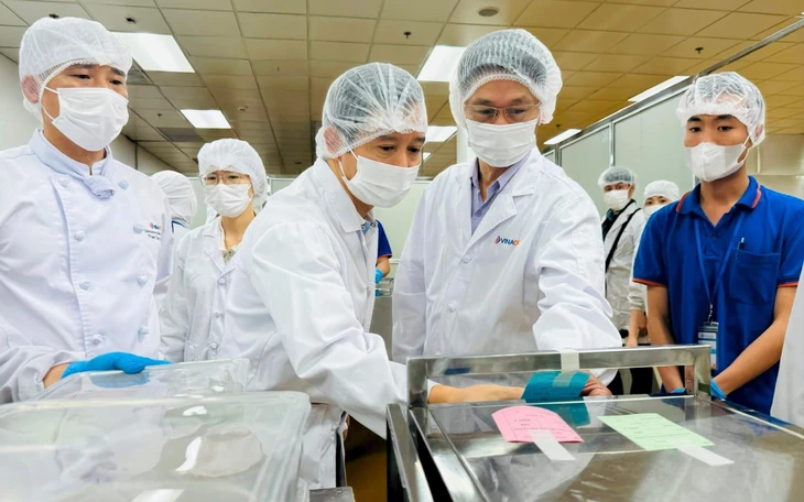 Phát hiện loạt vi phạm vệ sinh an toàn thực phẩm trong cung cấp suất ăn bán trú cho học sinh - Ảnh 3.