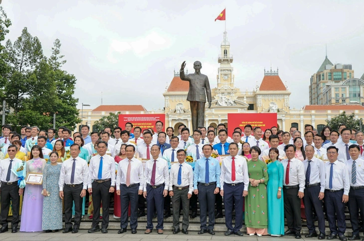 Đảng ủy UBND TP.HCM tuyên dương 40 tập thể và 55 cá nhân điển hình dân vận khéo - Ảnh 1.