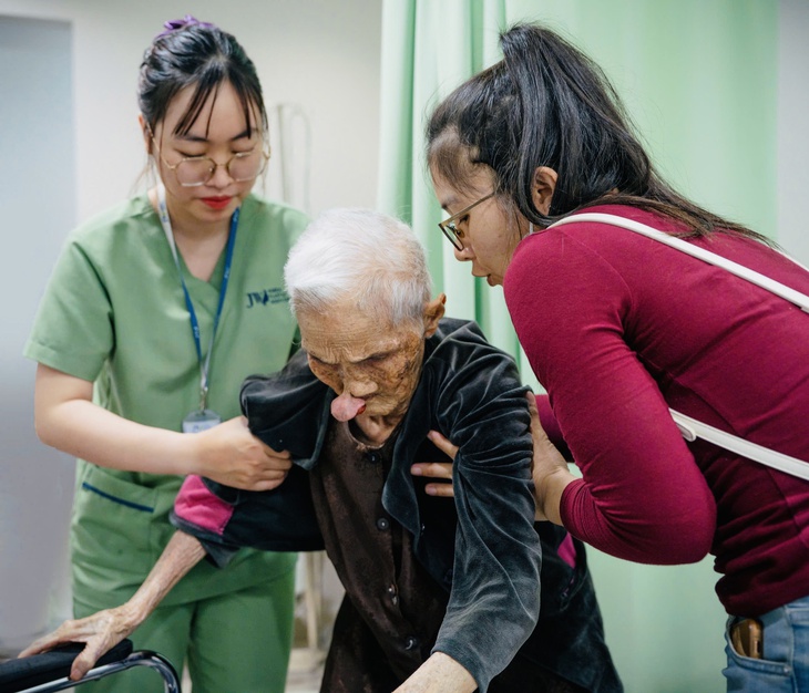 Cụ bà gần 100 tuổi được phẫu thuật sau 30 năm sống cùng khối u chèn ép đường thở - Ảnh 1.