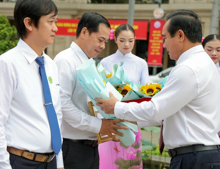 Đảng ủy UBND TP.HCM tuyên dương 40 tập thể và 55 cá nhân điển hình dân vận khéo - Ảnh 2.