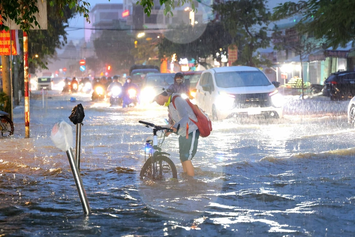 Tối nay Cần Thơ dự báo ngập kỷ lục, nhiều trường phải cho tan học sớm - Ảnh 2.