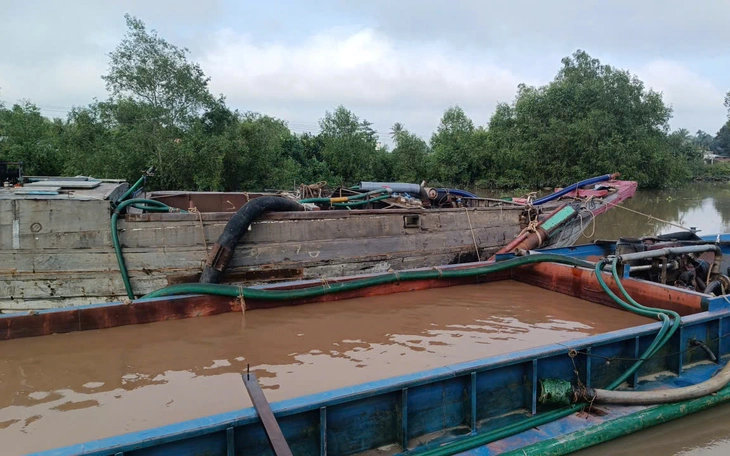 Trong một đêm, Vĩnh Long phát hiện 10 vụ tàng trữ cát sông trái phép  - Ảnh 3.