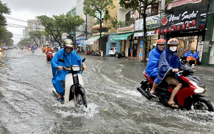 Người dân làng ven biển Huế chật vật trong nước triều sau bão số 12 - Ảnh 3.