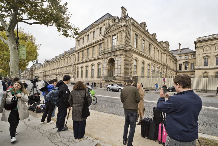'Trưng bày' mới gây 'sốt' của Bảo tàng Louvre: Ô cửa sổ bị trộm đột nhập - Ảnh 1. 'Hàng hot' bất ngờ ở Bảo tàng Louvre: 'Lối vào' của băng cướp táo tợn - Ảnh 1.