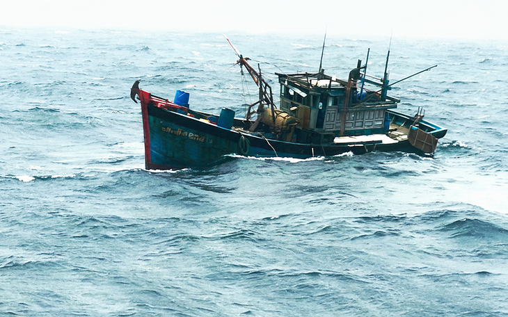 Tàu chở gần 175.000 tấn quặng sắt mắc cạn ở vùng biển Dung Quất, nguy cơ chìm - Ảnh 3.