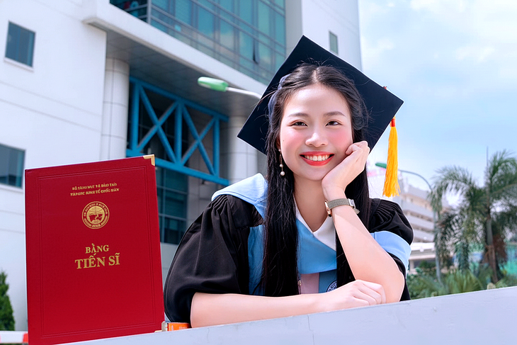 Cô gái 25 tuổi thành tiến sĩ trẻ nhất Đại học Kinh tế quốc dân - Ảnh 1.