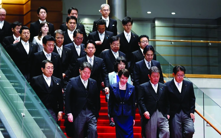 Nữ thủ tướng Nhật làm việc từ 3 giờ sáng, dân lo bà kiệt sức - Ảnh 2.