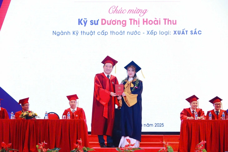 'Ăn ngủ' cùng 13 đồ án, cô gái ngành nước tốt nghiệp thủ khoa Trường đại học Xây dựng - Ảnh 2.