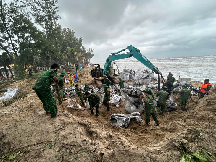 Xuyên đêm cứu bờ biển Hội An sạt lở - Ảnh 1.