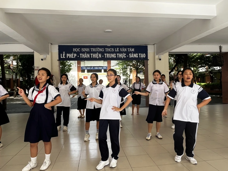 Đồng tình 'bỏ cấp bằng tốt nghiệp THCS', bạn đọc đề nghị bỏ luôn thi tuyển sinh vào lớp 10 công lập- Ảnh 1. tốt nghiệp THCS - Ảnh 1.