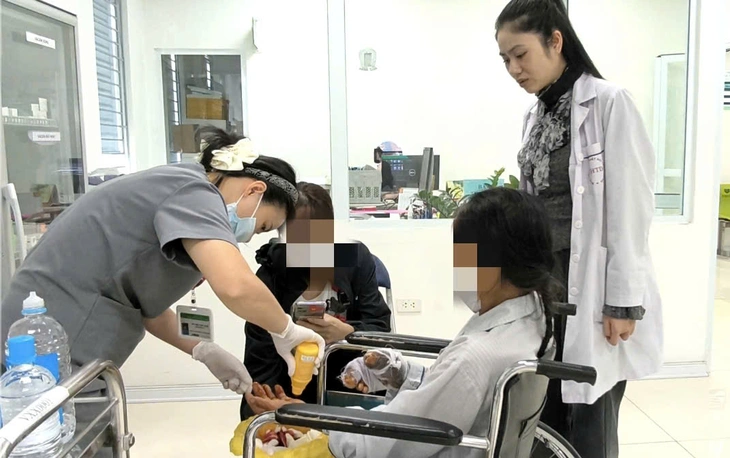 Cho chó béc giê Bỉ 30kg ăn, người phụ nữ bị cắn dập nát bàn tay - Ảnh 1. Cho chó béc giê ăn, người phụ nữ bị cắn giập nát bàn tay - Ảnh 1.