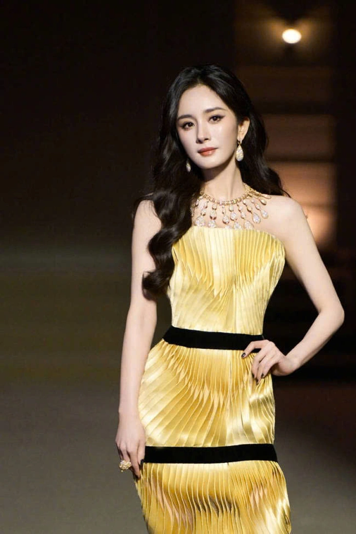 Lưu Diệc Phi đẹp tựa nàng tiên, Dương Mịch quyến rũ tại đêm thời trang Vogue - Ảnh 4. Lưu Diệc Phi - Ảnh 3.