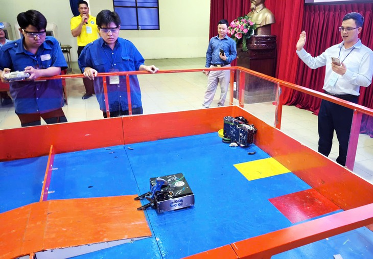 Những màn 'so găng' robot nghẹt thở: rượt đuổi, chạm trán, giành giật từng điểm số- Ảnh 3. robot - Ảnh 3.