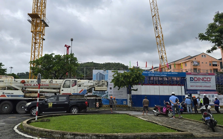 Ớn lạnh tháp cẩu công trình cao chục mét đổ xuống đường giữa trung tâm Đà Nẵng - Ảnh 5.